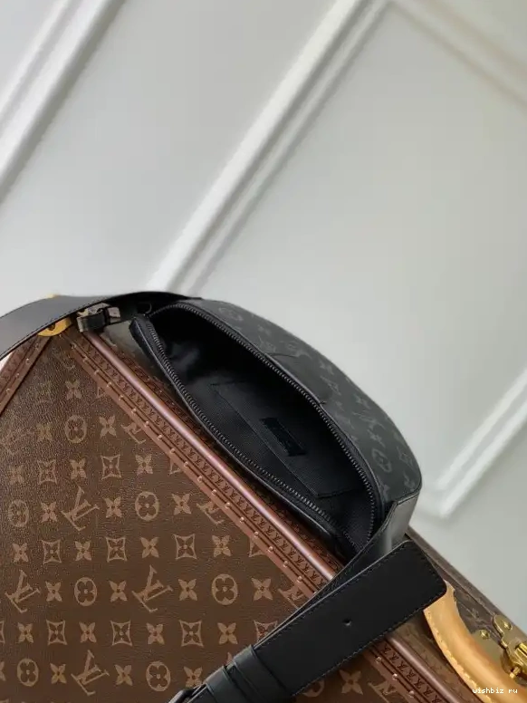 WIS Moon VUITTON LOUIS Crossbody 0520